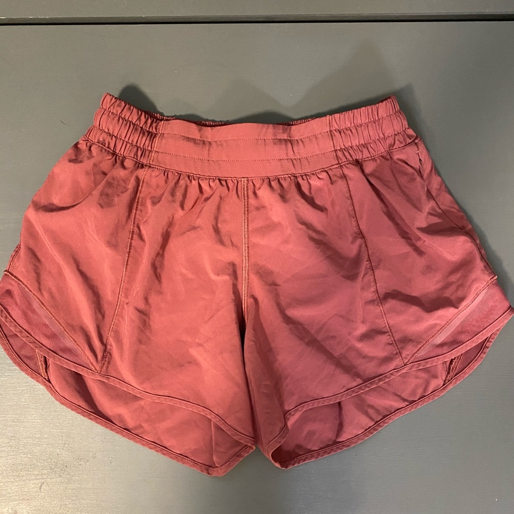 Lululemon size 6 hotty hot 4 inch shorts